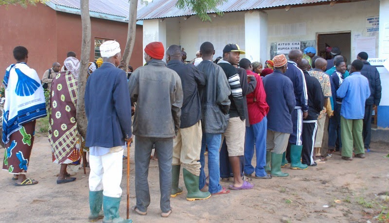 1.-Wananchi-wakiwa-kwenye-kituo-cha-kupiga-kura-cha-Kalenga-A